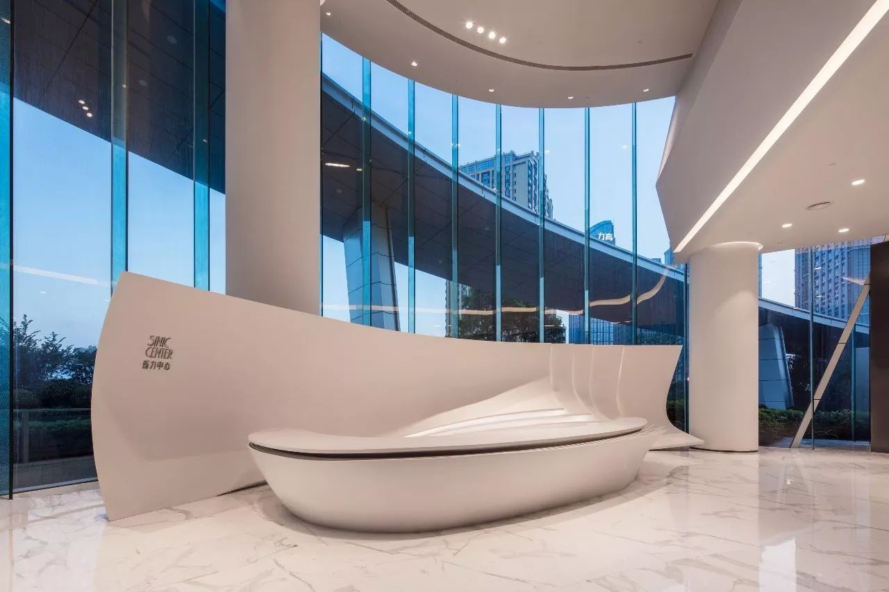 新力地产与9001cc金沙以诚为本为南昌新力中心打造了4.2m高阔层高、、地下双层超大专属车库