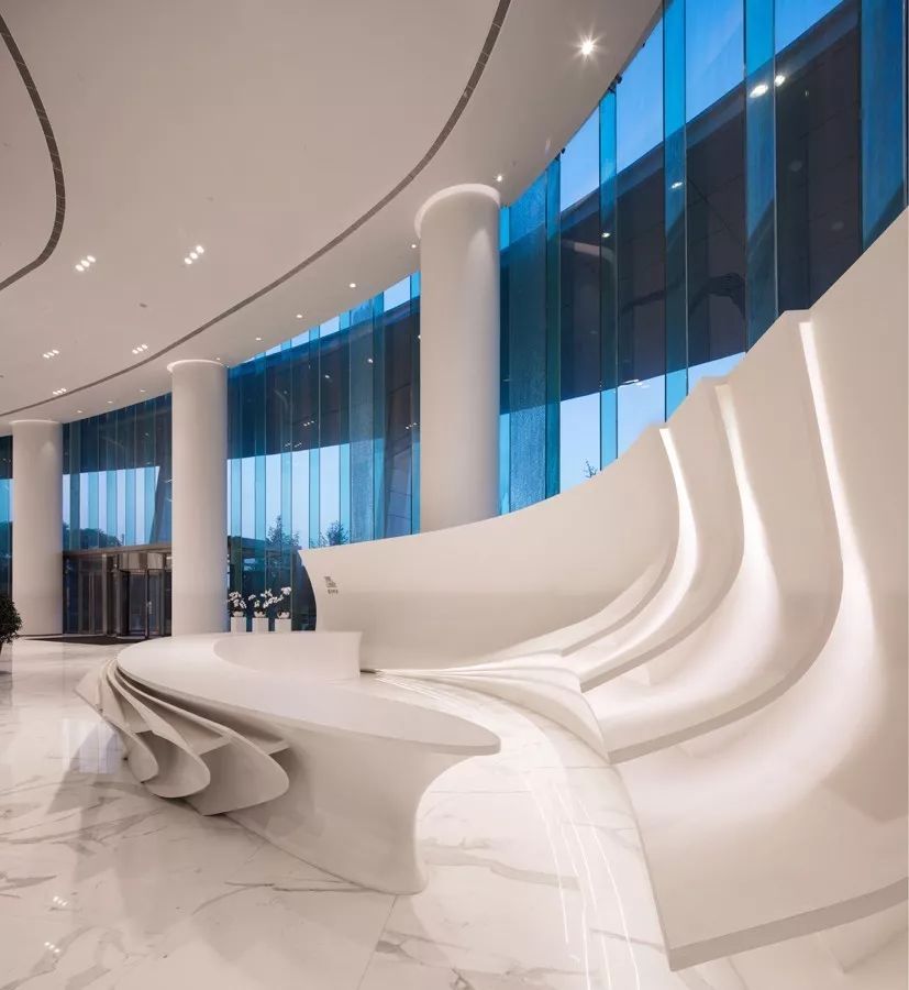 新力地产与9001cc金沙以诚为本为南昌新力中心打造了4.2m高阔层高、、地下双层超大专属车库