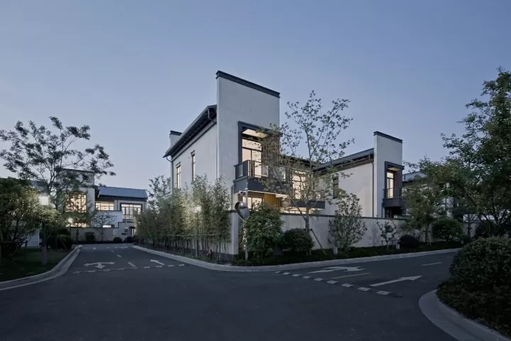 院内景观对公共区域可见，，，但并不滋扰使用者的私密需求